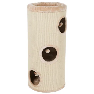 Kradsetønde i beige sisal med tre åbninger, plyskanter og indvendige legetøjsbolde synlige gennem hullerne. Rund form og blød kant øverst.