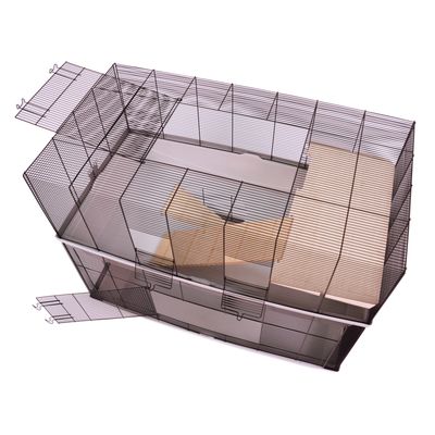 Smådjursbur av metall med galler, plexiglasbotten och träramp. Två sidodörrar och en övre dörr synliga.