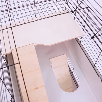 Holzplattform mit Rampe in einem Metallkäfig, geeignet für Kleintiere. Sichtbare Materialien: Holz und Metall.
