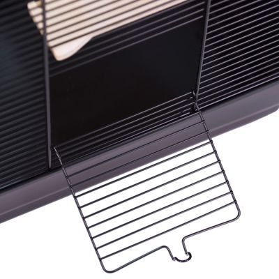 Detaljvy av ett svart metallgaller med vikdörr, lämpligt för burar eller inhägnader.