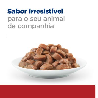 Taça com pedaços de carne castanha em molho, Texto: Sabor irresistível para o seu animal de companhia.