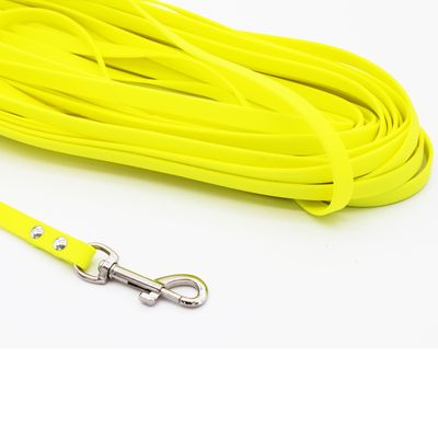 Lesă galbenă pentru câini din plastic, cu mâner și carabină metalică, potrivită pentru plimbări sau antrenament.