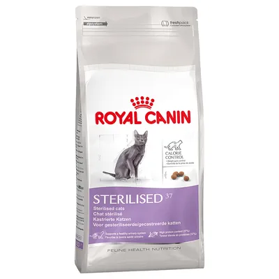 Royal Canin Sterilised 37 kattenvoer, calorie control, voor gesteriliseerde/gecastreerde katten. Paarse verpakking met afbeelding van kat en brokjes. Tekst in meerdere talen zichtbaar.