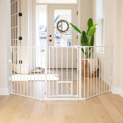 Carlson Flexi Extra-Wide Barrier Fence with Small Animal Door