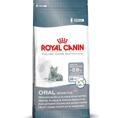 Royal Canin Feline Care Nutrition Oral Sensitive 30, smanjenje zubnog kamenca -59 %, dokazano djelovanje u 28 dana, slika mačke na pakiranju.
