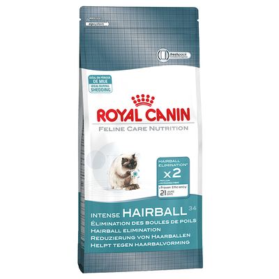 Royal Canin Feline Care Nutrition Intense Hairball 34, envase con imagen de gato y textos: 'Hairball elimination x2', 'Proven efficiency 21 days', ideal durante la muda. Texto en inglés/francés/alemán/neerlandés.