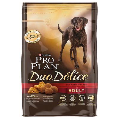 Purina Pro Plan Duo Délice Adult -koiranruoka, naudanlihaa ja riisiä. Pakkauksessa näkyy musta koira sekä tekstit: Dual Texture Innovation, Tender Shredded Pieces, Crunchy Kibbles.