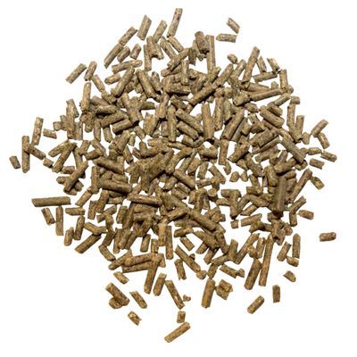 Bruine diervoederbrokjes in cilindervorm, los gestrooid op een witte achtergrond. Geen merknaam of verpakking zichtbaar.