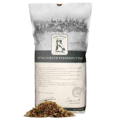 Sac de nourriture pour chevaux Mühldorfer Pferdefutter avec logo et texte en allemand, mélange visible devant l’emballage.