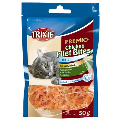 Trixie Premio Chicken Filet Bites Light, cu pui, fără zahăr, 50 g. Text vizibil: With chicken, Mit Huhnchen, Avec poulet, Con pollo. Imagine cu pisică pe ambalaj.