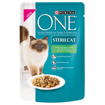 Purina ONE STERILCAT, sachet avec chat et assiette de morceaux en sauce. Texte : Visible Health for Today & Tomorrow, Gesunder Stoffwechsel, Gesunde Harnwege, Truthahn und grünen Bohnen.