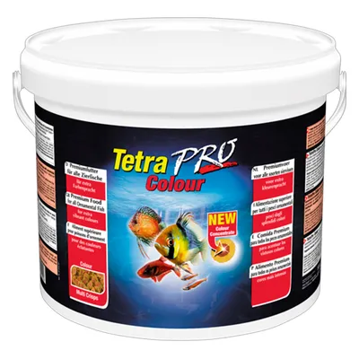 Tetra PRO Colour -kala­ruoka, ämpäri. Etiketissä teksti: Premium Food for all Ornamental Fish for extra vibrant colours, NEW Colour Concentrate, Colour Multi Crisps. Kuvassa akvaariokaloja.