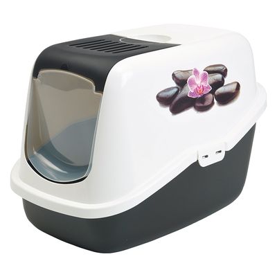 Закрытый туалет для кошек с пластиковой дверцей, черно-белый корпус, на боковой части изображены черные камни и розовая орхидея.