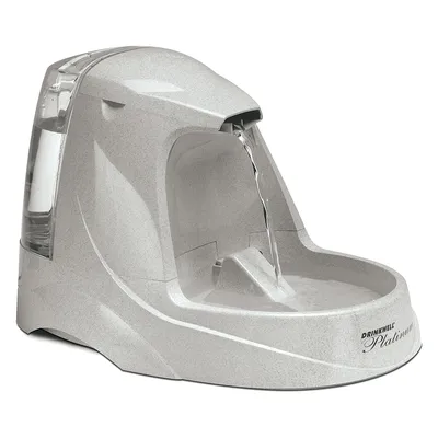 Fontanella per animali Drinkwell Platinum in plastica grigia con serbatoio trasparente e getto d'acqua visibile, marchio Drinkwell Platinum stampato sul lato.