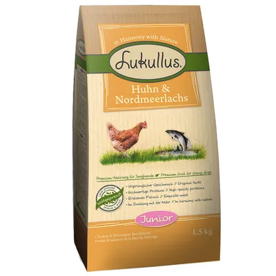 Lukullus Huhn & Nordmeerlaachs Junior, 1,5 kg. Premium-Nahrung für jonge honden. Afbeeldingen van kip en zalm op de verpakking. Tekst deels in het Duits en Engels zichtbaar. Lukullus Huhn & Nordmeerlaachs Junior, 1,5 kg. Premium-Nahrung für jonge honden. Afbeeldingen van kip en zalm op de verpakking. Tekst deels in het Duits en Engels zichtbaar.