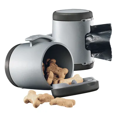 Grijze kunststof container met hondenkoekjes in botvorm en geïntegreerde houder voor zwarte poepzakjes, deksel geopend en koekjes zichtbaar.