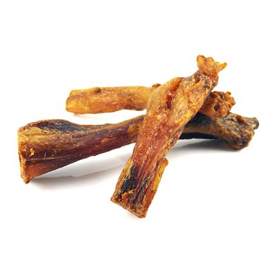Trzy suszone, brązowe gryzaki mięsne o nieregularnym kształcie na białym tle, bez widocznych opakowań ani oznaczeń marki.