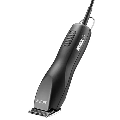 Tondeuse électrique noire avec lame métallique, marque MOSER et modèle max50 visibles sur le corps de l’appareil, câble d’alimentation attaché en haut.