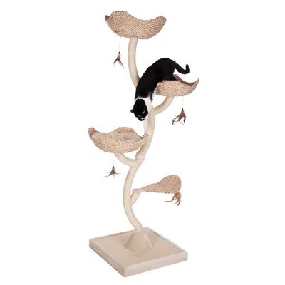 Tiragraffi ad albero con quattro piattaforme in vimini, base quadrata rivestita, giochi pendenti e un gatto bianco e nero che sale su una delle piattaforme.