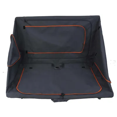 Sort bilbeskyttelsestæppe med orange syninger, egnet til bagagerum. Med sideafdækninger og fastgørelsesstropper.