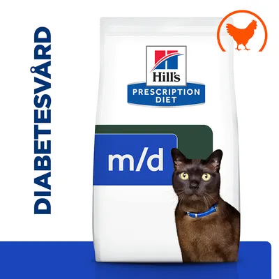 Hill's Prescription Diet m/d kattmat, texten DIABETESVÅRD till vänster, orange kycklingsymbol uppe till höger, bild på brun katt med blått halsband framför förpackningen.