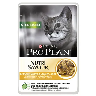 Purina Pro Plan Nutri Savour Sterilised -kastikepala, kanaa. Teksti: auttaa ylläpitämään virtsateiden terveyttä steriloiduilla kissoilla. Näkyvä annoskuva kananpalasta kastikkeessa.
