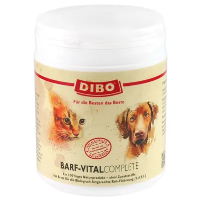 Burk med etikett: DIBO, Für die Besten das Beste, BARF-VITAL COMPLETE. Bild på katt och hund. Text på tyska om naturligt tillskott för B.A.R.F.-utfodring, utan tillsatser. Burk med etikett: DIBO, Für die Besten das Beste, BARF-VITAL COMPLETE. Bild på katt och hund. Text på tyska om naturligt tillskott för B.A.R.F.-utfodring, utan tillsatser.