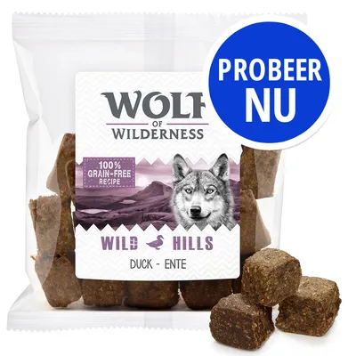 Wolf of Wilderness Wild Hills Duck-Ente, 100% grain-free recipe. Probeer nu. Zak met bruine blokjes hondensnack zichtbaar.