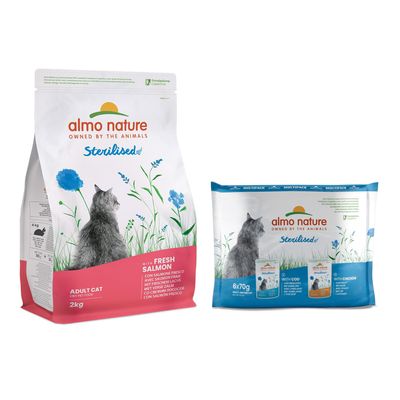 Almo Nature Sterilised Adult Cat droogvoer met verse zalm, 2kg. Verpakking toont een kat en bloemenmotief.