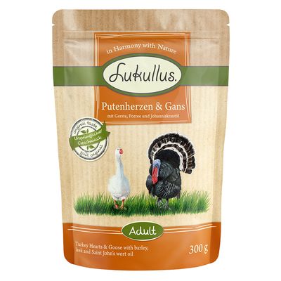 Lukullus Putenherzen & Gans Adult, 300 g. Tekst: in Harmony with Nature, mit Gerste, Porree und Johanniskrautöl, original taste, Ursprünglicher Geschmack, Turkey Hearts & Goose med byg, porre og perikonolie.