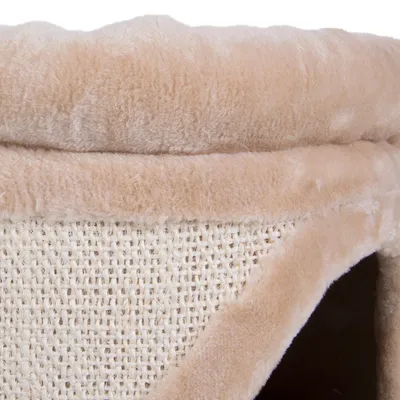 Nærbillede af beige kradsetræ med blødt plys og sisaloverflade. Synlige materialer: stof og sisal.