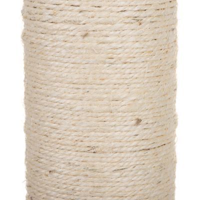 Dettaglio di un palo rivestito in corda di sisal chiara, materiale intrecciato visibile.