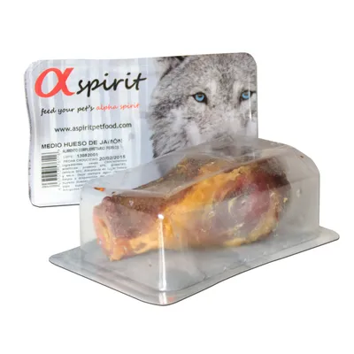Alpha Spirit Medio skinka ben, kompletteringsfoder för hundar. Förpackning med vargmotiv och webbplats www.aspiritpetfood.com synlig.