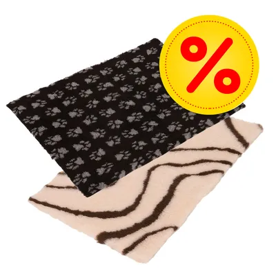 Zwei Tierdecken mit Pfoten- und Zebrastreifenmuster, gelbes Prozentzeichen für Rabattaktion sichtbar.