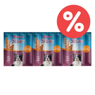 Rocco Sticks mit Geflügel, weiche und leicht portionierbare Hundesnacks. Verpackung zeigt mehrere Packungen mit einem Hundebild. Rotes Prozentzeichen für Rabatt sichtbar.
