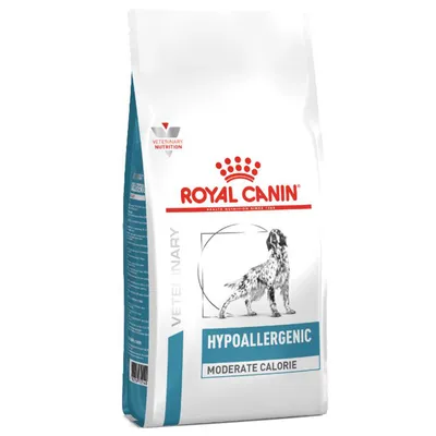 Sac de croquettes Royal Canin Veterinary Nutrition HYPOALLERGENIC MODERATE CALORIE pour chien, illustration d’un chien sur l’emballage, texte visible en anglais.
