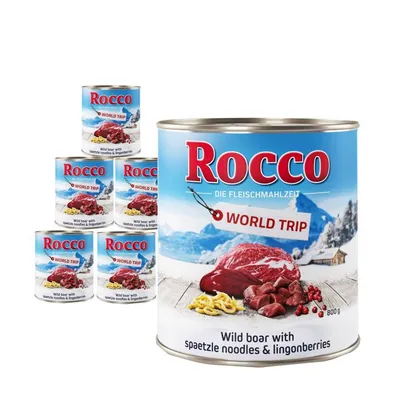 Latas de comida Rocco World Trip, texto visible: 'Wild boar with spaetzle noodles & lingonberries', imagen de carne, pasta y bayas, envase de 800 g.