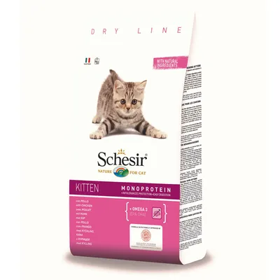 Опаковка Schesir Nature for Cat Kitten Monoprotein със снимка на коте, надписи: с пиле, Omega 3 (EPA-DHA), with natural ingredients. За котенца. Видими текстове на английски и други езици. Опаковка Schesir Nature for Cat Kitten Monoprotein със снимка на коте, надписи: с пиле, Omega 3 (EPA-DHA), with natural ingredients. За котенца. Видими текстове на английски и други езици.