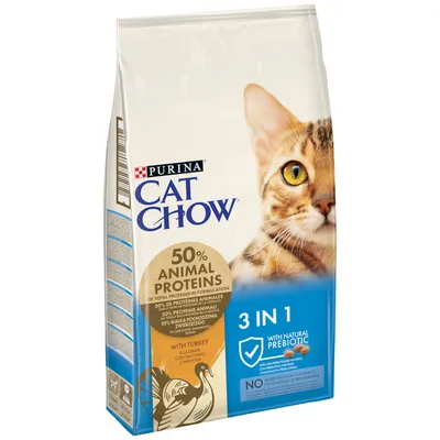 Purina Cat Chow macskaeledel csomagolás, látható szöveg: 50% animal proteins, 3 in 1, with natural prebiotic, with turkey. Macskafej fotó a csomagon.