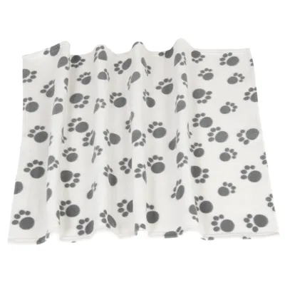 Weisse Fleecedecke mit grauen Pfotenabdrücken, geeignet als Unterlage oder Kuscheldecke.