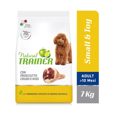 Natural Trainer hundefoder, Small & Toy, ADULT >10 Mesi, 7 kg. Tekst: con prosciutto crudo e riso, con ingredienti specifici di origine naturale, Made in Italy. Billede af lille brun hund.