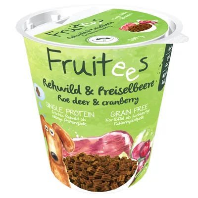 Fruitees Rehwild & Preiselbeere, Roe deer & cranberry, SINGLE PROTEIN, GRAIN FREE, 100 g. Afbeelding van hondenvoer in een groene beker met stukjes vlees en cranberry's. Fruitees Rehwild & Preiselbeere, Roe deer & cranberry, SINGLE PROTEIN, GRAIN FREE, 100 g. Afbeelding van hondenvoer in een groene beker met stukjes vlees en cranberry's.