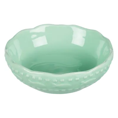 Zelená keramická miska s vlnitým okrajom a reliéfnymi motívmi rýb na vonkajšej strane.