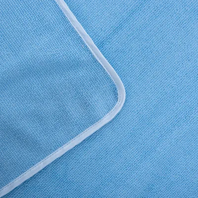 Jasnoniebieska ściereczka z mikrofibry z białą krawędzią, odpowiednia do czyszczenia lub osuszania. Jasnoniebieska ściereczka z mikrofibry z białą krawędzią, odpowiednia do czyszczenia lub osuszania.