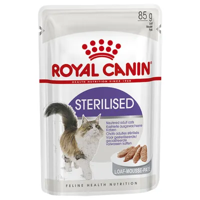 Royal Canin Sterilised våtfoder för vuxna kastrerade katter, 85 g. Text: Loaf-Mousse-Paté. Bild på katt och foderbitar. Synlig text på flera språk om steriliserade katter.