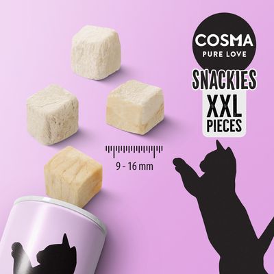 COSMA PURE LOVE SNACKIES XXL PIECES, cubos de snack para gatos de 9–16 mm visibles junto a envase cilíndrico rosa con silueta de gato negro.