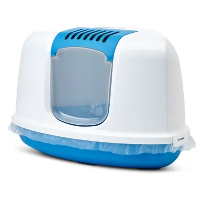 Maison de toilette pour chat en plastique blanc et bleu, porte battante transparente avec motif patte, filtre à air sur le dessus, rebord muni d’une housse hygiénique visible. Maison de toilette pour chat en plastique blanc et bleu, porte battante transparente avec motif patte, filtre à air sur le dessus, rebord muni d’une housse hygiénique visible.