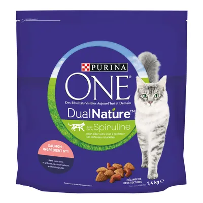 PURINA ONE DualNature s lososem a spirulinou, bez barviv, aromat a konzervantů, směs dvou textur, 1,4 kg. Na obalu obrázek kočky a granulí.