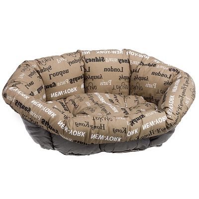 Кафяво легло за домашни любимци с черна пластмасова рамка и плат с щампа. Надпис с имена на градове като Paris, London, Tokyo и Sydney.