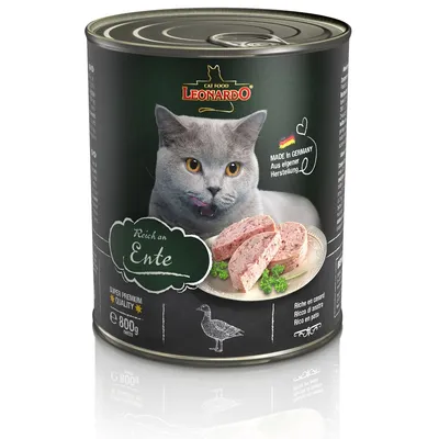 Leonardo Cat Food, rich in duck, super premium quality, made in Germany, 800g can. Shown: cat food with duck meat and parsley on plate.